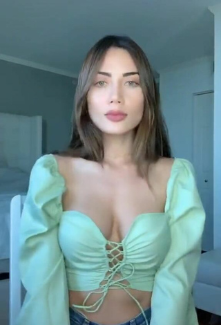 4. Dulce Georgina Mazzeo Enseña Escote Con Top Corto Verde