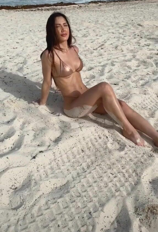 Georgina Mazzeo Parece Fina con Bikini Beige en la playa