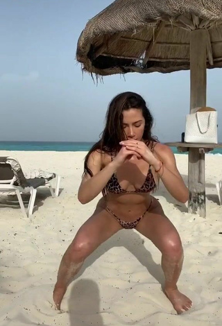 4. Georgina Mazzeo Parece Atractiva Con Bikini Leopardo En La Playa Mientras Hace Ejercicios Físicos