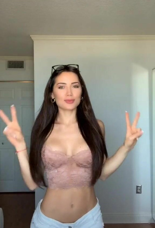 Maravillosa Georgina Mazzeo enseña escote con Top Corto Beige