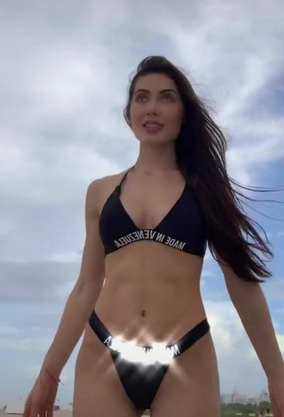 2. Sensual Georgina Mazzeo Con Fascinantes Bikini Negro En La Playa