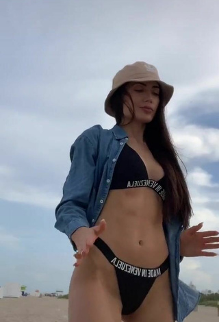 3. Bonita Georgina Mazzeo Con Bikini Negro En La Playa