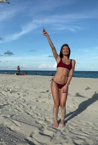 Sexy Georgina Mazzeo Enseña Piernas en la playa