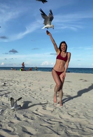 5. Sexy Georgina Mazzeo Enseña Piernas En La Playa