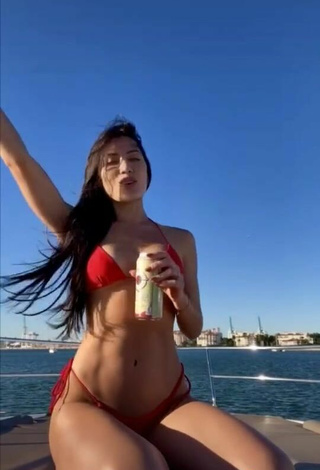 5. Georgina Mazzeo Parece Cariño Con Bikini Rojo En Un Barco