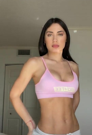 Atractiva Georgina Mazzeo enseña escote con Provocativos Top Corto Rosa