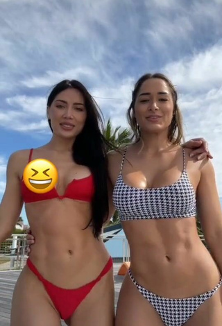 3. Guapísima Georgina Mazzeo Enseña Escote Con Atractivos Bikini