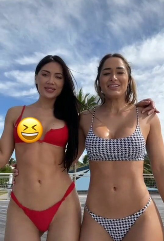 4. Guapísima Georgina Mazzeo Enseña Escote Con Atractivos Bikini