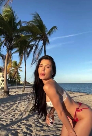 Más caliente Georgina Mazzeo enseña escote con Sujetador de Bikini en la playa