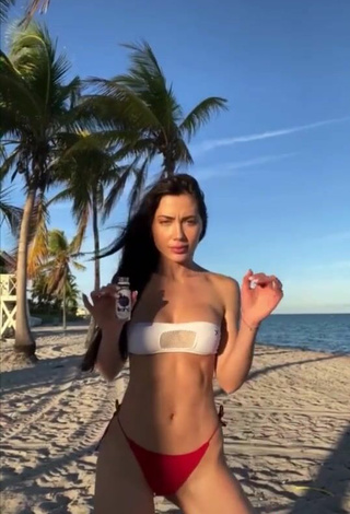 4. Más Caliente Georgina Mazzeo Enseña Escote Con Sujetador De Bikini En La Playa