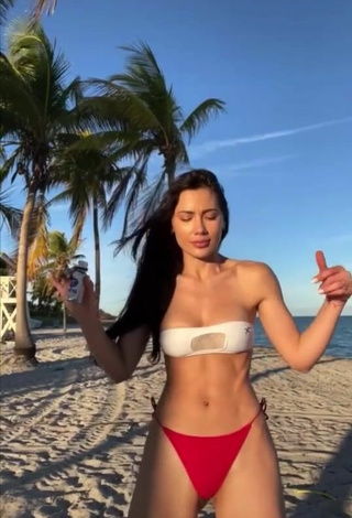 5. Más Caliente Georgina Mazzeo Enseña Escote Con Sujetador De Bikini En La Playa