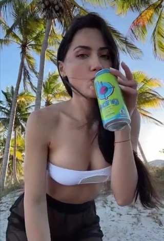 Maravillosa Georgina Mazzeo enseña escote con Sujetador de Bikini