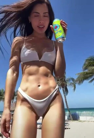 2. Impresionante Georgina Mazzeo Enseña Escote Con Bikini Blanco En La Playa