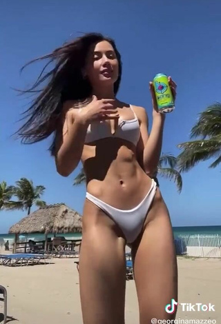 3. Impresionante Georgina Mazzeo Enseña Escote Con Bikini Blanco En La Playa