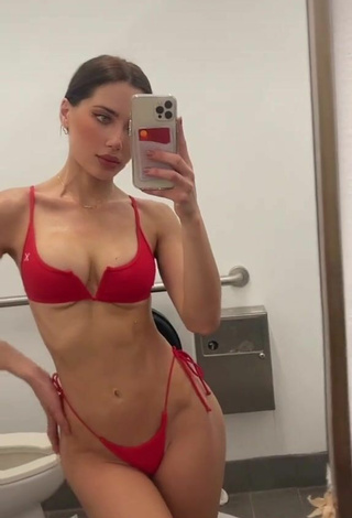 5. Atractiva Georgina Mazzeo Enseña Escote Con Seductores Bikini Rojo