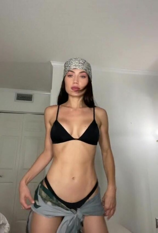 Georgina Mazzeo enseña escote con Fascinantes Bikini Negro