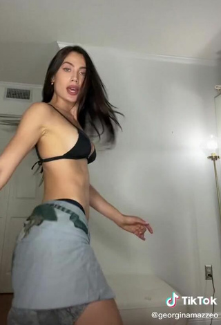 5. Cariño Georgina Mazzeo Enseña Escote Con Sensuales Bikini Negro