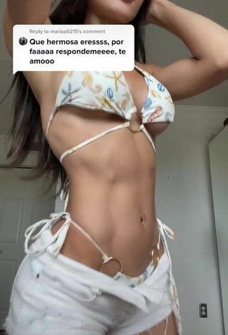 Belleza Georgina Mazzeo enseña escote con Bikini