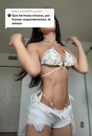 2. Belleza Georgina Mazzeo Enseña Escote Con Bikini