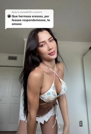 5. Belleza Georgina Mazzeo Enseña Escote Con Bikini