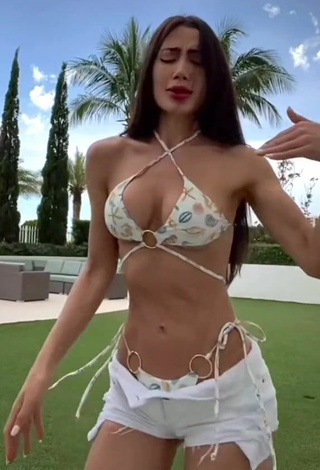 2. Preciosa Georgina Mazzeo Enseña Escote Con Sujetador De Bikini