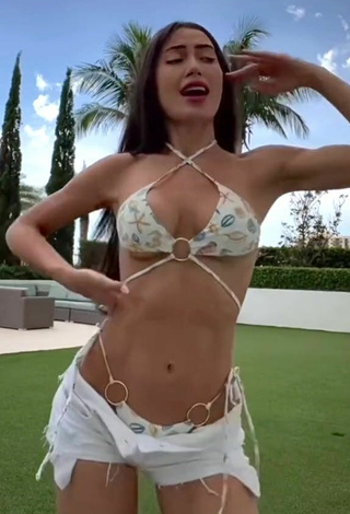 4. Preciosa Georgina Mazzeo Enseña Escote Con Sujetador De Bikini