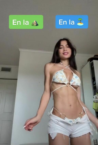 2. Adorable Georgina Mazzeo Enseña Escote Con Sujetador De Bikini