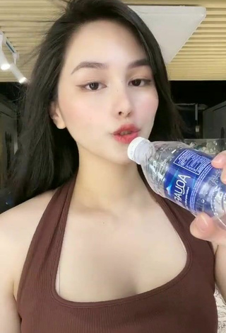 Sexy Haide Zhang con Top Marrón