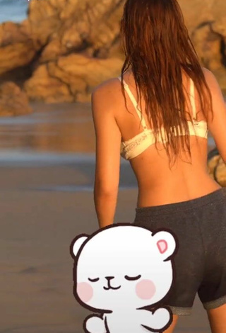 4. Sexy Bella Morgan Con Sujetador Blanco En La Playa