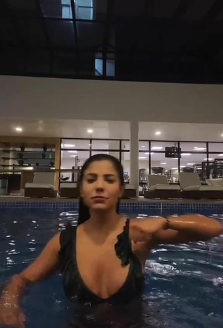 Bonita Hariany Nathália Almeida enseña escote con Sujetador de Bikini en la piscina