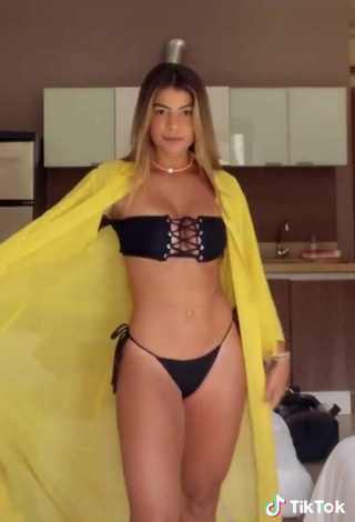 5. Caliente Hariany Nathália Almeida Enseña Escote Con Bikini Negro