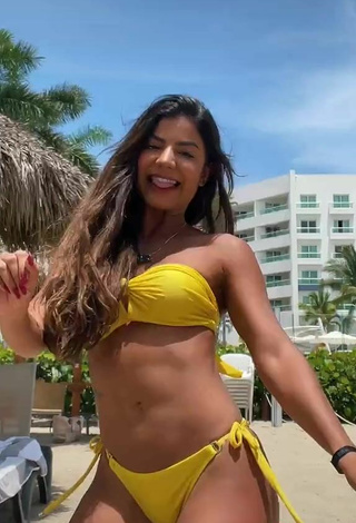 5. Hermosa Hariany Nathália Almeida Enseña Escote Con Bikini Amarillo En La Playa