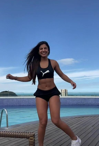 Hermosa Hariany Nathália Almeida con Top Corto Negro en la piscina