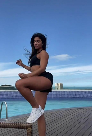 3. Hermosa Hariany Nathália Almeida Con Top Corto Negro En La Piscina