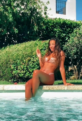 2. Sexy Iris Ferrari Con Bikini Beige En La Piscina