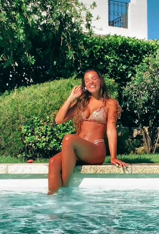 3. Sexy Iris Ferrari Con Bikini Beige En La Piscina