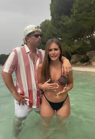 Hermosa Isabelli Brunelli con Sujetador de Bikini en la playa