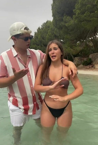 3. Hermosa Isabelli Brunelli Con Sujetador De Bikini En La Playa