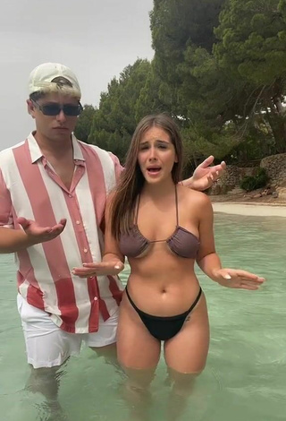 4. Hermosa Isabelli Brunelli Con Sujetador De Bikini En La Playa