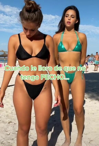 2. Más Caliente Isabelli Brunelli Enseña Escote Con Bikini En La Playa