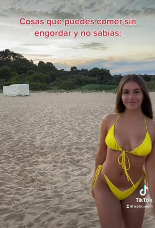 4. Cariño Isabelli Brunelli Con Sensuales Bikini Amarillo En La Playa