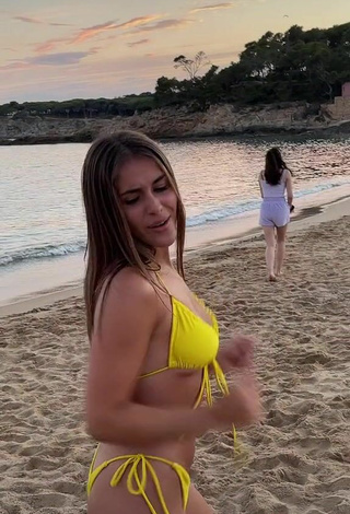 5. Atractiva Isabelli Brunelli Con Provocativos Bikini Amarillo En La Playa