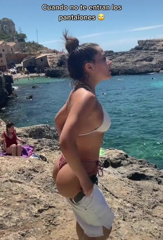 2. Hermosa Isabelli Brunelli Con Tanga En La Playa