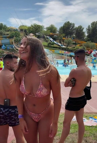 5. Adorable Isabelli Brunelli Enseña Escote Con Bikini En La Piscina