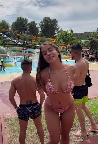 Guapísima Isabelli Brunelli con Atractivos Bikini en la piscina