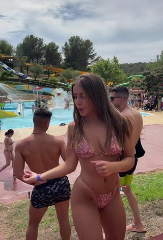 5. Guapísima Isabelli Brunelli Con Atractivos Bikini En La Piscina