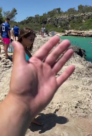 Hermosa Isabelli Brunelli con Bikini Azul en la playa