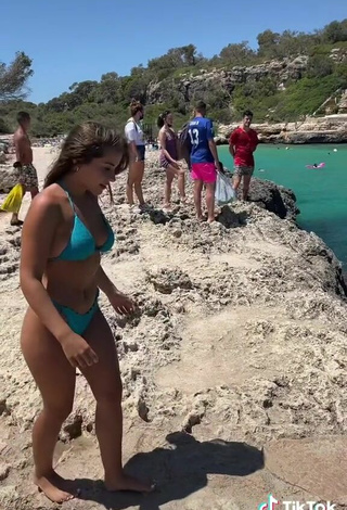 3. Hermosa Isabelli Brunelli Con Bikini Azul En La Playa