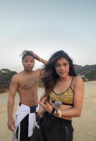 Sexy Nupur Sharma con Sujetador Deportivo Leopardo en la playa