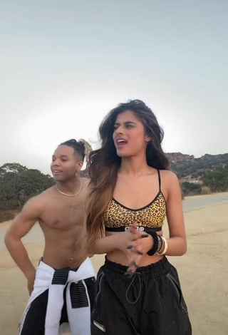 4. Sexy Nupur Sharma Con Sujetador Deportivo Leopardo En La Playa